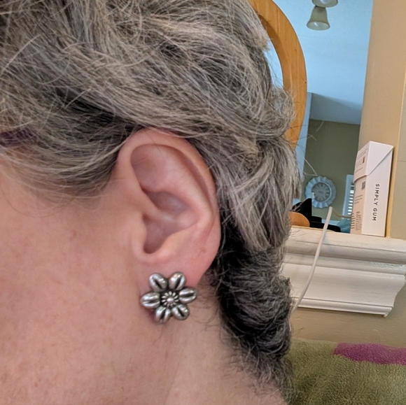 Taxco Vintage Sterling Silver Flower Post earrings - Picture 2 of 6